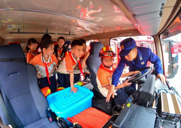 2026年4月14日，在贵州省从江县消防救援大队，消防救援人员为学生讲解消防器材使用知识。 (1).jpg