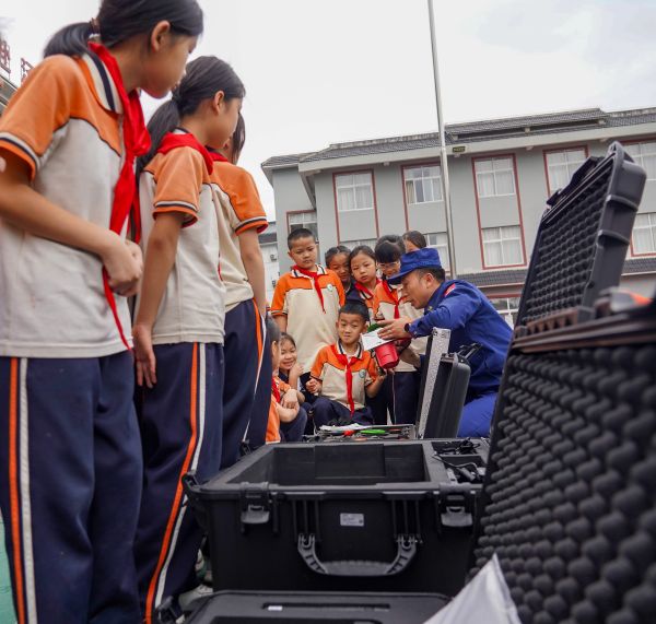 2026年4月14日，在贵州省从江县消防救援大队，消防救援人员为学生讲解消防器材使用知识。 (7).jpg
