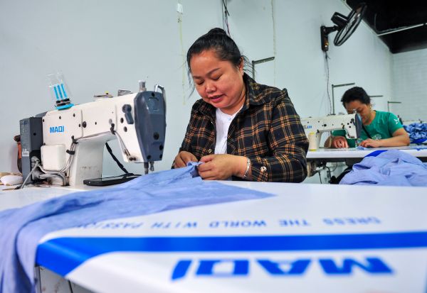 2026年4月10日，在贵州省黔东南苗族侗族自治州从江县丙梅街道银良社区的“社区微车间”里，妇女们忙着赶制订单产品。 (4).jpg