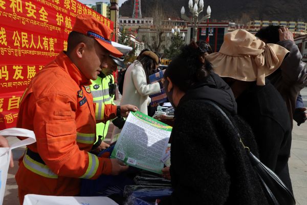 04161776331552900804.jpg 图为消防员向驻地群众宣传防火知识.JPG