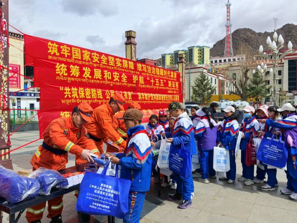 04161776331557701346.jpg 图为消防员发放宣传物品.jpg