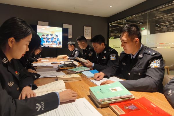包头铁路公安处青年民警开展读书会活动2.jpg