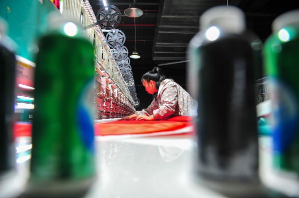 2026年4月15日，工人在贵州省从江县贯洞镇美娥社区一家数字化民族刺绣企业生产车间赶制刺绣产品。 (5).jpg