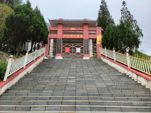 图为 提质改造后的步梯（石雪群 摄影）.jpg