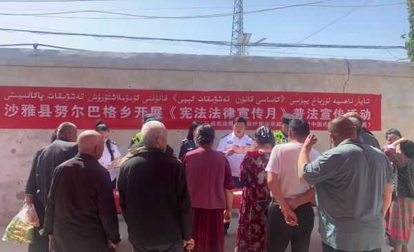 警务人员在巴扎市场开展法律宣讲.jpg