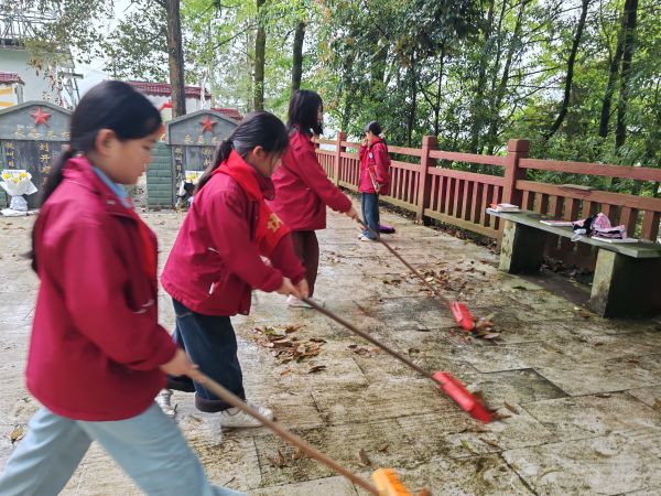 图为 清扫陵园落叶现场（刘清雨 摄）.jpg