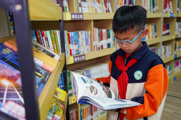 2026年4月22日，学生在贵州省黔东南苗族侗族自治州从江县城关第三小学图书室阅读课外书籍。 (8).jpg