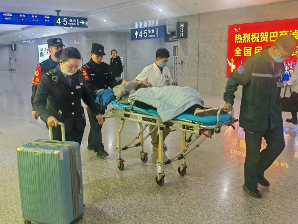 民警救助旅客.jpg