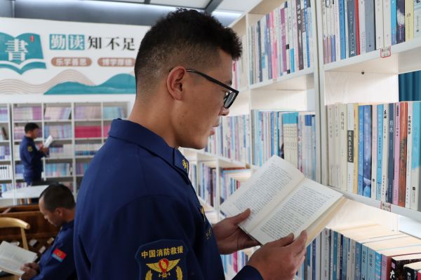 消防救援队员沉浸在书海中，用专注诠释“乐学善思”，在阅读中提升自我、锤炼本领。.JPG