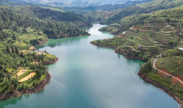 2026年4月23日，贵州省黔东南苗族侗族自治州从江县丙妹镇宰章水库蓄水丰盈，林木葱翠的群山与碧水相映成趣，宛如一幅美丽的生态山水画卷。 (3).jpg