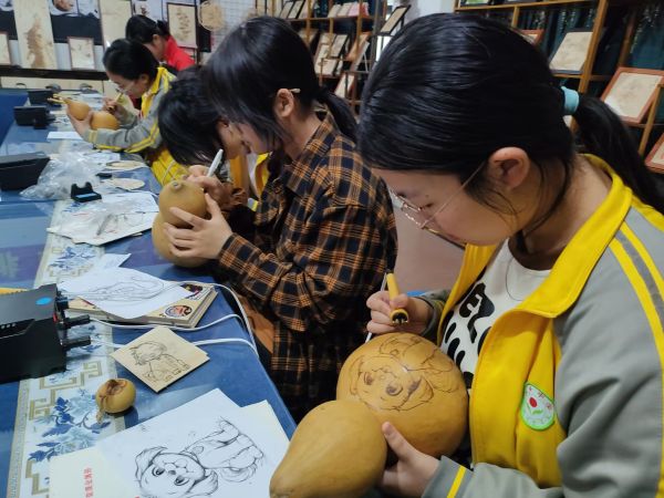 非遗进校园，“烙”笔生花“拓”印传承——泸县牛滩镇玉峰学校课后服务探索特色育人新路径 (9).jpg