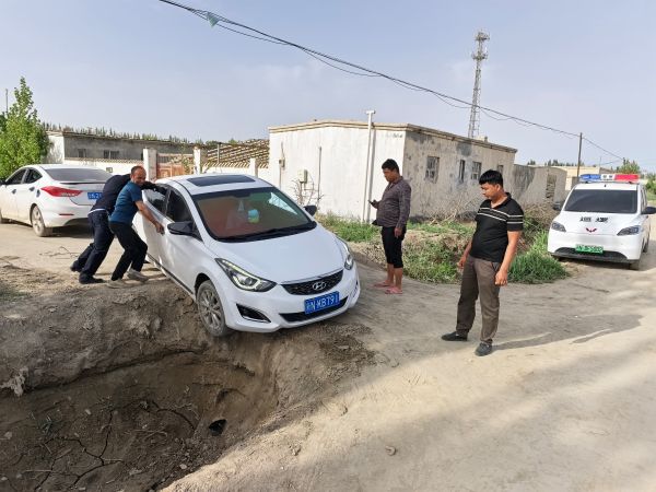 民警联合群众一起救助被困车辆的图片.jpg