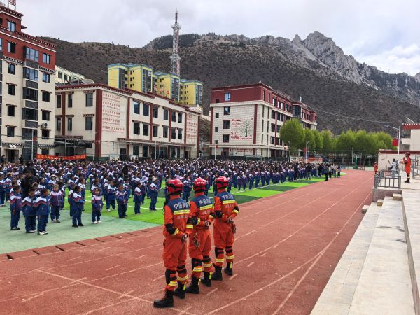 消防救援人员向全校师生科普安全避险知识.jpg