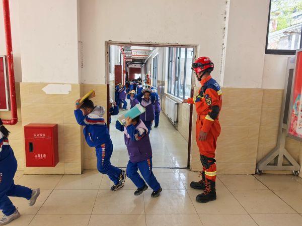 在消防救援人员的指导下开展应急疏散演练.jpg