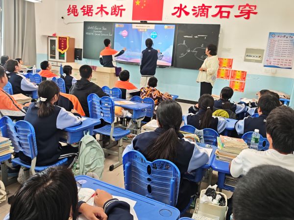 05181779110525887327.jpg 6英语学科送教3.jpg