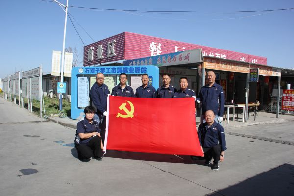 05211779367393336646.jpg 八师产业工人集中居住园开展环境卫生清扫志愿服务活动1.JPG