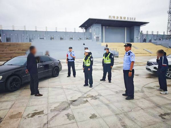 05221779454913347869.jpg 杭锦后旗站派出所民警联合交管大队进行执法.jpg