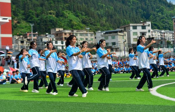 2026年5月25日，在贵州省从江县第一民族中学，学生在表演舞蹈。 (2).jpg