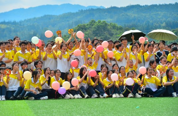 2026年5月25日，在贵州省从江县第一民族中学，学生在参加拓展游戏活动。 (14).jpg