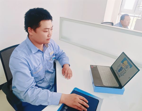 05261779802944552483.jpg 图为:员工观看廉洁表情包.jpg