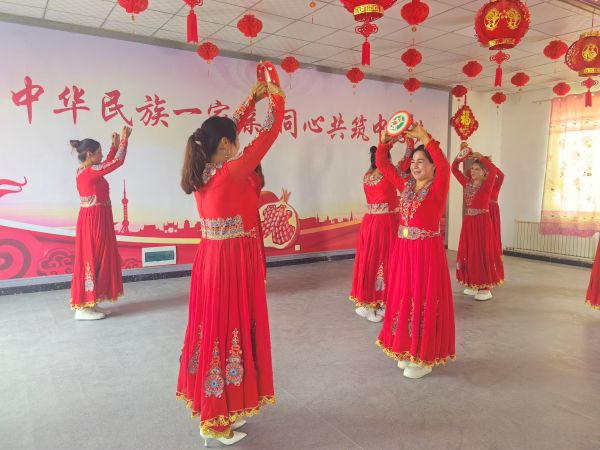 05281779973114892104.jpg 图为村民正在才艺表演.jpg