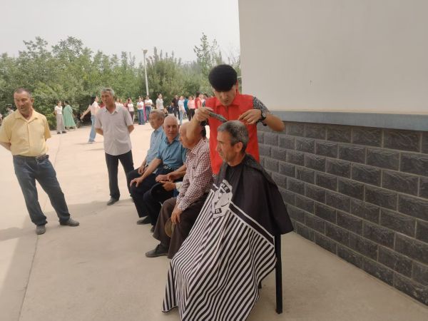 05281779974501537784.jpg 组织志愿者为群众理发.jpg