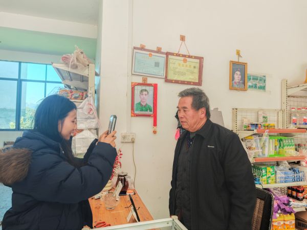 图为  进村入户开展优抚对象年度确认现场（石玮  摄）.jpg