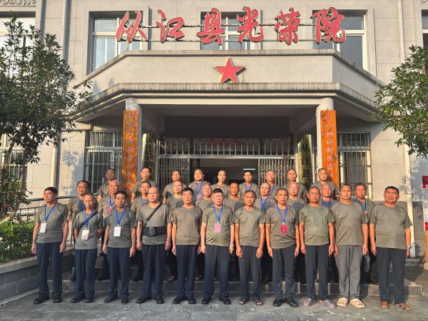 图为 疗养对象在从江县光荣院合影留念现场（吴先红 摄）.jpg