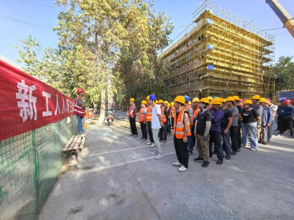 2.抢抓施工工期 严守安全底线践行绿色建造理念——兵团六建第一事业部塔大校园综合能力提升项目高效开局（摄影 简寒梅）.jpg
