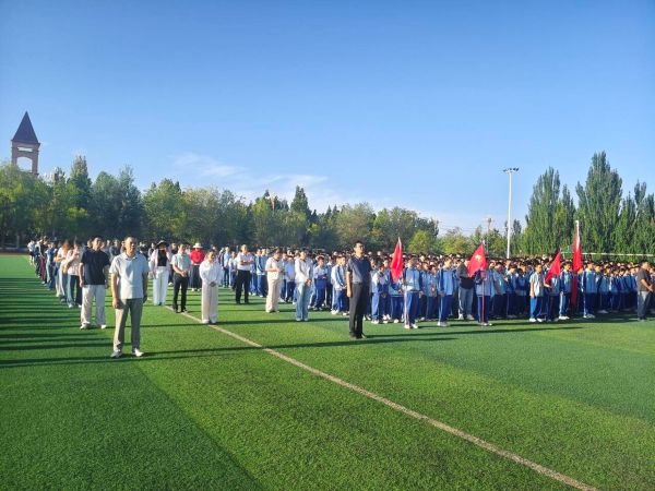 08271787832427625596.jpg 三团中学师生在体育场进行升旗仪式.jpg