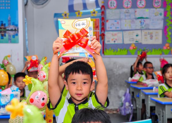 2026年9月1日，在贵州省从江县城关第一小学，学生们展示刚刚领到的新课本。 (7).jpg