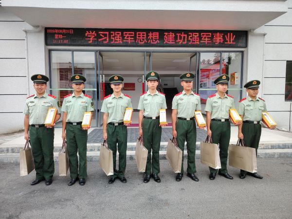 图为 喜领纪念品合影（董萧 摄）.jpg