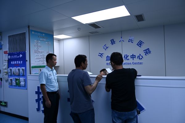 图为  陪同病人家属在办理手续现场（潘文军  摄）.JPG