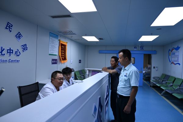 图为 县人武部与医院协调治疗床位现场（潘文军 摄）.JPG