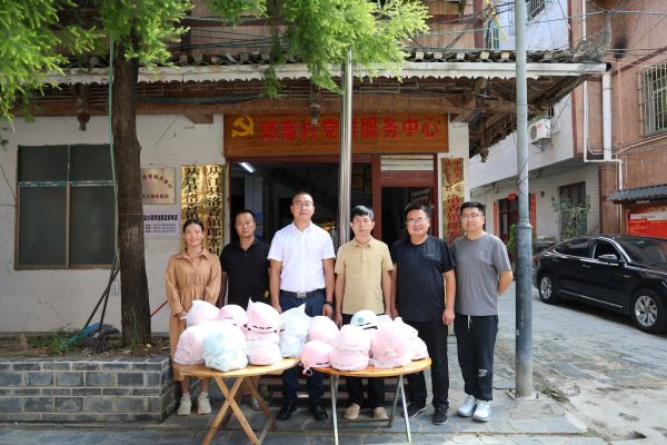 09021788342774877838.jpg 从江县人民检察院党组书记、检察长刘鹏飞到洛香镇郎寨村开展开学季爱心头盔捐赠活动.JPG