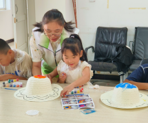 巧手绘草帽 民俗润童年