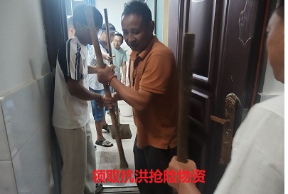 09071788757840707949.jpg 领取抗洪抢险物资.jpg