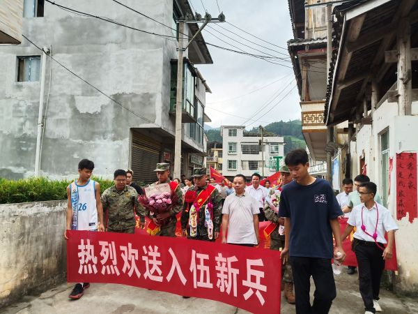 09081788865435781039.jpg 图为 翠里乡高文村欢送入伍新兵现场(何玉简 摄).jpg