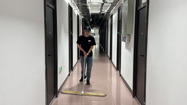 09141789382397652991.jpg 3.《党旗引领进工地 志愿服务暖人心》摄影 王斌.jpg