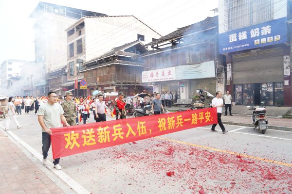 09151789468139659588.jpg 图为 斗里镇欢送新兵入伍现场(梁红仟 摄).jpg
