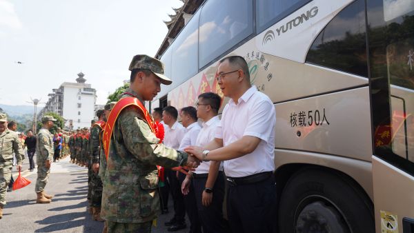 09161789563136844862.jpg 图为 入伍新兵与县领导握手道别现场(杨智 摄).jpg