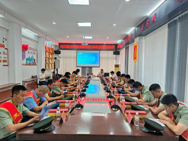 09221790075011405834.jpg 图为 县人社局作技能培训政策宣讲现场(鲁畅 摄).jpg
