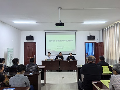 09221790080882809070.jpg (图一)执法人员进社区开展推普活动.jpg