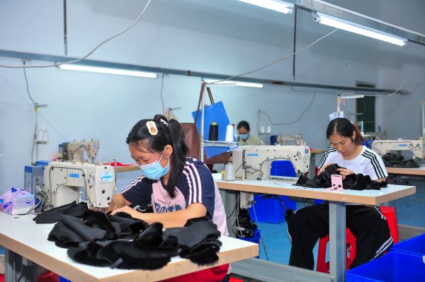 2026年9月23日，贵州省黔东南苗族侗族自治州从江县丙梅街道一家玩具微车间内，当地妇女正在赶制出口海外玩具订单。 (4).jpg