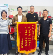 一面锦旗暖人心 就学帮扶显真情
