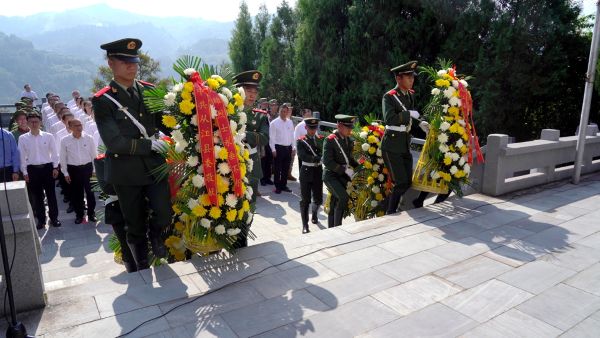 09301790765217572693.jpg 图为 礼兵敬献花篮现场(赖景峰 摄).jpg