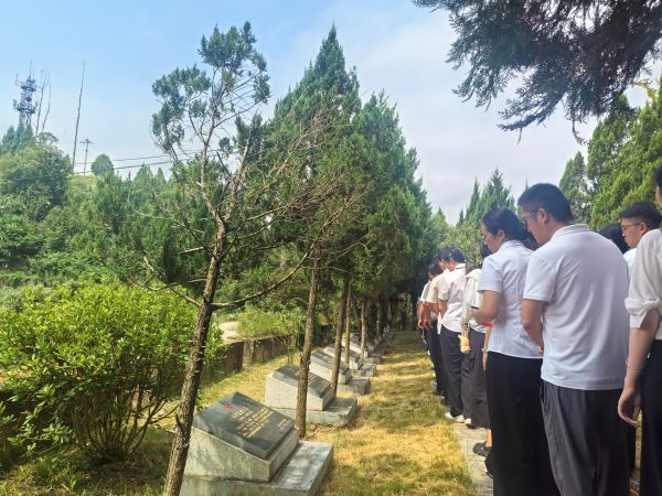 09301790765343661005.jpg 图为 瞻仰烈士丰功伟绩现场(龙秋宇 摄).jpg