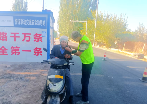 09301790769916818335.png 劝导员协助村民佩戴安全头盔2.png