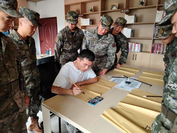 图为  书法老师教学现场（韦绍东  摄）.jpg