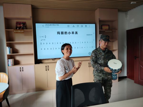 图为 音乐老师教学现场（韦绍东 摄）.jpg